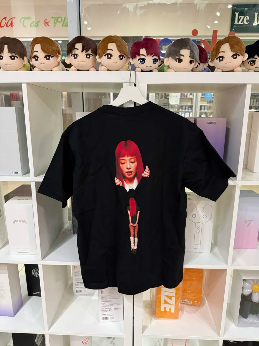 JENNIE X MINISO TEE SHIRT BLACK/RED