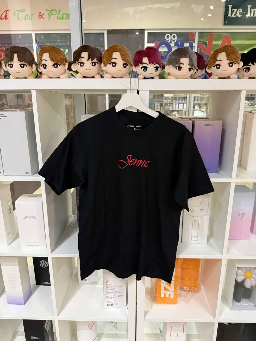 JENNIE X MINISO TEE SHIRT BLACK/RED
