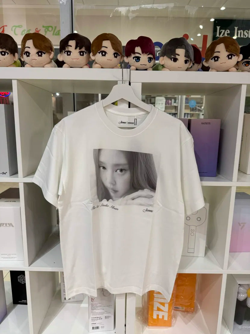 JENNIE X MINISO TEE SHIRT BLACK/WHITE